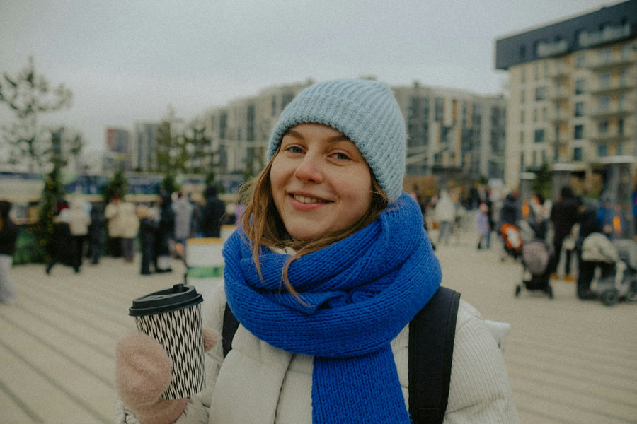Frau in Winterkleidung mit Kaffeebecher